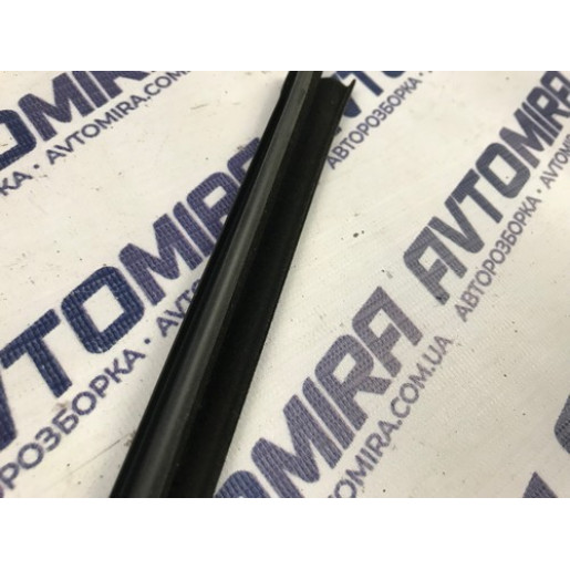 Уплотнитель стекла задней правой двери Opel Zafira B 2005-2011 13132393